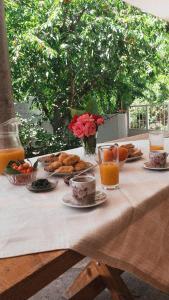 Επιλογές πρωινού για τους επισκέπτες του VillaTzer - Traditional house with fireplace and garden