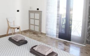 a room with two towels sitting on a bed at Bonaventura b&b and Bonaventura food in Tollo