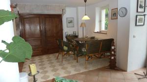 a dining room with a table and chairs in a room at Appartement près de DOLE in Menotey
