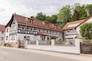 una casa vieja en blanco y negro en Landhausstube, en Kraftsdorf