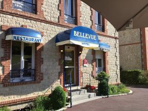 een gebouw met een bord met belleuce bij Hôtel Bellevue Bagnoles Normandie in Bagnoles de l'Orne