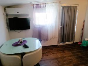 Televízia a/alebo spoločenská miestnosť v ubytovaní Apartments Babic 50 meters from the beach