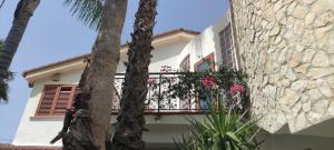 a house with a balcony with pink flowers on it at Casa di Lu’ in Floridia