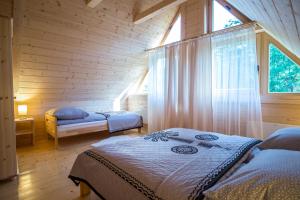 una camera con 2 letti in una cabina di legno di Zakopiańskie domki przy Potoku a Zakopane