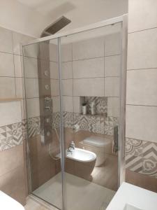 萊切的住宿－Terrazza 44，带淋浴和盥洗盆的浴室