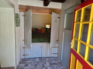 um quarto com uma janela com uma cama em Modra Farma em Pliešovce