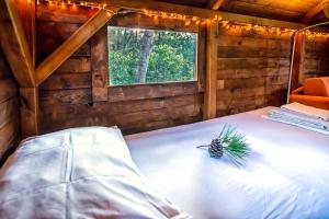 Кровать или кровати в номере Drolma Ling Nature Cabins
