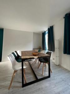 a dining room with a table and chairs at Appartement hypercentre Fontainebleau in Fontainebleau