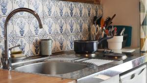 Kuchyňa alebo kuchynka v ubytovaní OPARADI "L'atypique" MAISON HISTORIQUE à Lille, un séjour atypique dans un cadre d'antan
