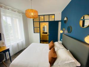 Postel nebo postele na pokoji v ubytování Hotel Saint-Michel