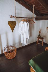 een kamer met witte kleren aan een muur bij Monte do Pomar in Redondo