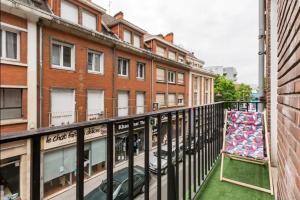 einen Balkon mit einer Spielmatte an der Seite eines Gebäudes in der Unterkunft Apt A Africa, 30m2, Centre, Balcon in Valenciennes