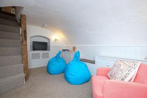 a living room with two blue bean bags at Joe's Cottage in Bridgnorth