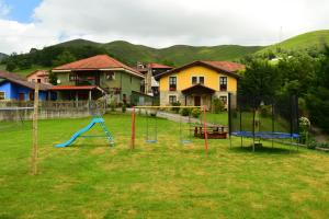 La Robellada de OnisEl Balcón de Onís的一个带秋千的游乐场的庭院