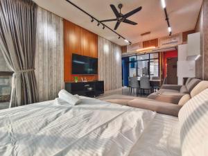 Μια τηλεόραση ή/και κέντρο ψυχαγωγίας στο Beacon Executive Suite at Georgetown for 10pax and 2 BED ROOM