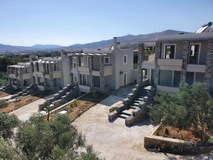 - une vue aérienne sur un complexe d'appartements avec des montagnes en arrière-plan dans l'établissement Vardians Villas & Suites, à Karistos
