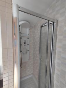 a shower with a glass door in a bathroom at alMirante Burgos Centro Tranquila y con encanto Como en casa in Burgos
