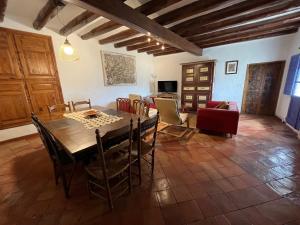 - une cuisine et une salle à manger avec une table et des chaises dans l'établissement Casa Blas, à Aínsa