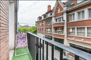 - Balcón con valla y algunos edificios en Apt B Boston, 25m2, Centre, Balcon, en Valenciennes