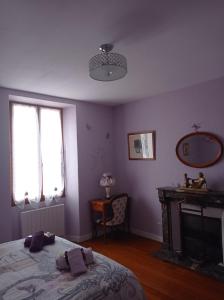 1 dormitorio con 1 cama, chimenea y ventana en Le Relais de la Bulle Enchantée, en Hautvillers