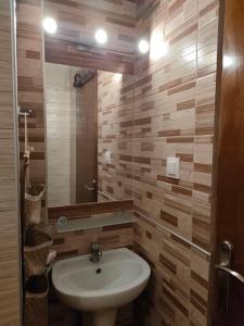 een badkamer met een wastafel en een spiegel bij Makis House in Nikiti