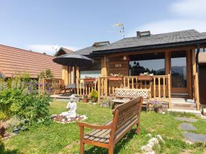 un banc assis dans l'herbe devant une maison dans l'établissement Confortable Chalet pie des pistes Pyrénées 2000, à Bolquère-Pyrénées 2000