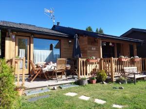 une cabine avec une table, des chaises et un parasol dans l'établissement Confortable Chalet pie des pistes Pyrénées 2000, à Bolquère-Pyrénées 2000