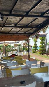 En restaurant eller et spisested på Marbella Kale Beach