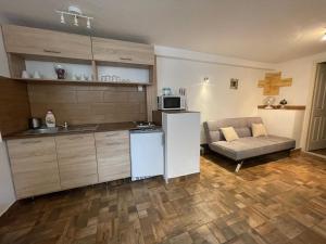 Kuchyňa alebo kuchynka v ubytovaní Smeraldo Apartmanok Siófok