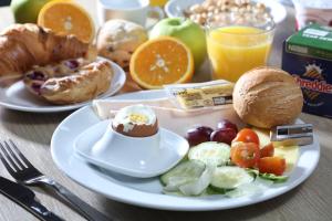 - un plateau de petit-déjeuner composé d'œufs et de fruits dans l'établissement Best Western Northfields Ealing Hotel, à Londres
