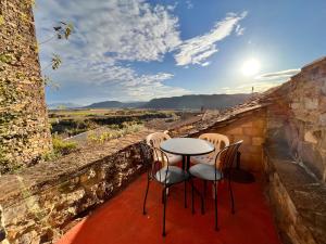 een tafel en stoelen op een balkon met uitzicht bij Nº7 in Aínsa