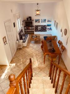 een woonkamer met een tafel en een eetkamer bij A View Home _ Agkistri in Megalochori