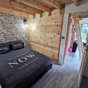 Bett in einem Zimmer mit Ziegelwand in der Unterkunft Les gîtes d'Aloziwen le TY BARVEK in Bordeaux-Saint-Clair
