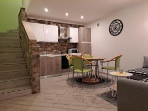uma cozinha e sala de estar com mesa e cadeiras em Kuća za odmor "Arija" em Zlobin