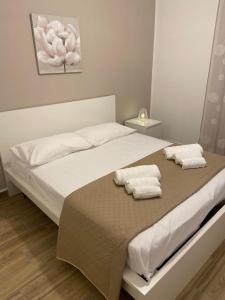 ein Schlafzimmer mit einem großen Bett mit Handtüchern darauf in der Unterkunft Appartamenti Al Fardella 365 in Trapani