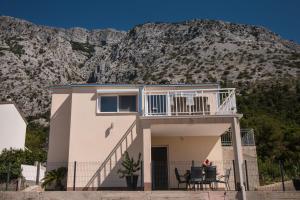 Casa con balcón frente a una montaña en Kuća za odmor MIRIS BORA en Orebić