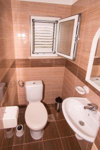La salle de bains est pourvue de toilettes et d'un lavabo. dans l'établissement Kuća za odmor MIRIS BORA, à Orebić