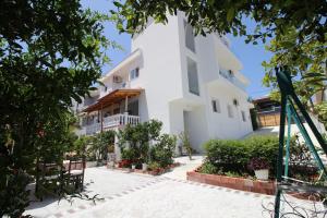 a view of the building from the courtyard at Vila Ori in Ksamil