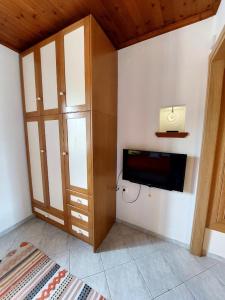 A television and/or entertainment centre at Casa de la Vita