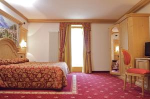 Televízia a/alebo spoločenská miestnosť v ubytovaní Hotel Almazzago