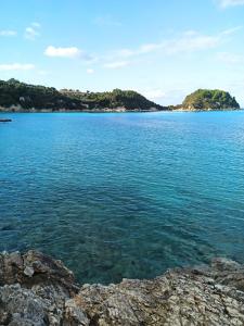 uma vista para uma grande massa de água em Dimitri's Seaview Studio - Lakka Paxos em Lákka