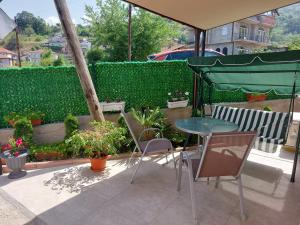 a patio with a table and chairs and plants at Apartman Lile Raca in Ohrid