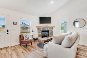 ein Wohnzimmer mit Sofa und Kamin in der Unterkunft Brookshire Townhome in Boone