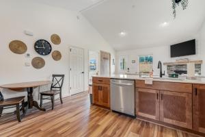 eine Küche mit einem Tisch und einer Uhr an der Wand in der Unterkunft Brookshire Townhome in Boone