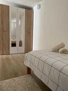 1 dormitorio con cama y espejo en Apartmani Lazarevic Jagodina en Jagodina