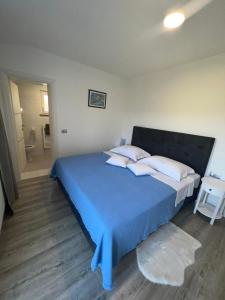 سرير أو أسرّة في غرفة في New Holiday House, near Makarska