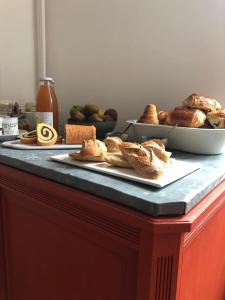 Préaux的住宿－MAISON SEIZE，一张桌子,上面有面包和其他食物