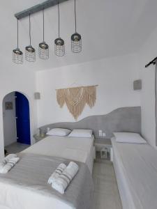 Postel nebo postele na pokoji v ubytování Anemelia Hotel Adamas