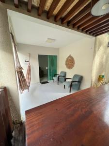 a living room with a wooden table and chairs at Casa em Condomínio agradável com fundo pro rio in Barreirinhas