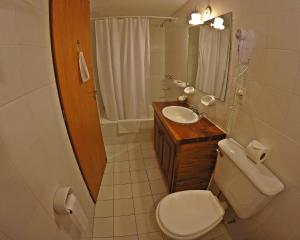 a bathroom with a toilet and a sink at Hostería Nórdico Lake by Nordic in San Carlos de Bariloche